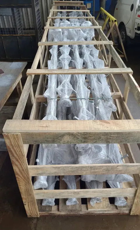 Canaletas inox embaladas em engradado para o envio